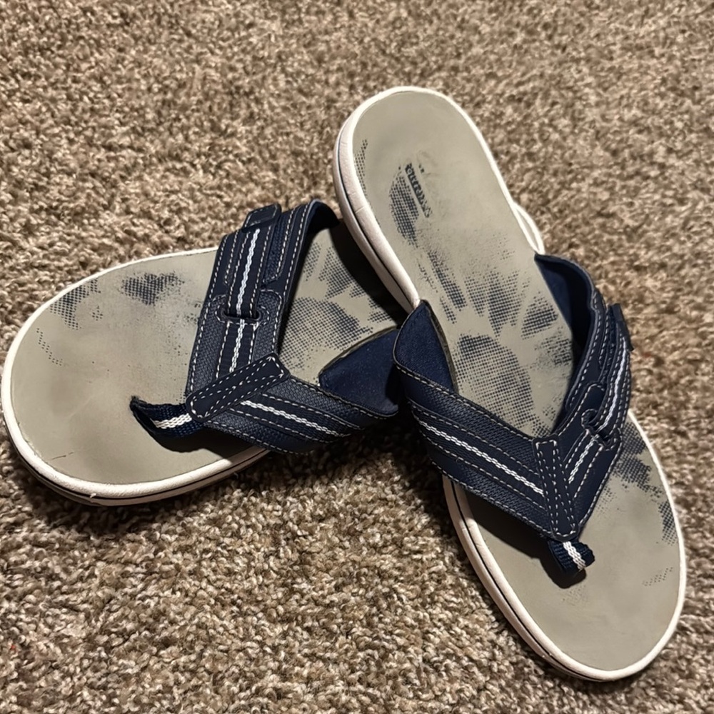 Clark’s Collection navy blue, gray & white flip-flop sandals - EUC!